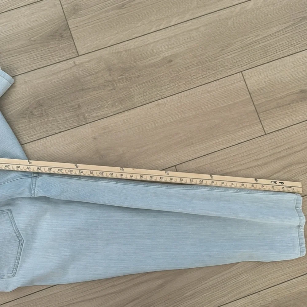 WILD FABLE Relaxed Fit Distressed Light Wash Jeans - Picture 4 of 5